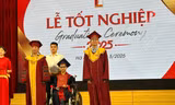Nam sinh 10 năm cõng bạn đến trường giờ lại cõng bạn lên nhận bằng tốt nghiệp đại học loại giỏi