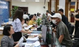 Người dân đến đăng ký kinh doanh dạy thêm tại Trung tâm Giao dịch Một cửa thành phố Vinh