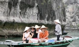 Du khách chèo thuyền khám phá vịnh Hạ Long
