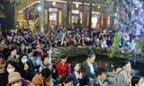 Bất chấp khuyến cáo, dân nườm nượp đến chùa dâng sao 
