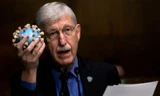Tiến sỹ Francis Collins cầm một mô hình virus SARS-CoV-2 khi ông trình bày các vấn đề về dịch COVID-19 trước quốc hội Mỹ ảnh: Reuters 