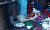 Bà Luyến tráng bánh 