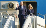 Tổng thống Mỹ Joe Biden và Phu nhân đáp xuống sân bay ở Anh ngày 9/6 Ảnh: The Times 