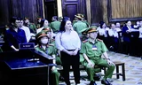 Bà Nguyễn Phương Hằng khóc nức nở và xin lỗi trước tòa