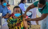 Một phụ nữ ở Uganda được tiêm vắc xin ngừa COVID-19 Ảnh: AP 