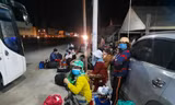 Người dân Quảng Ngãi từ các tỉnh phía Nam trở về đến chốt kiểm soát đèo Bình Đê Ảnh: Nguyễn Ngọc 