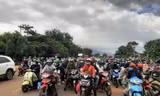 Một đoàn xe với khoảng 300 người tại cầu 110 chờ qua tỉnh Gia Lai Ảnh: Đình Văn 