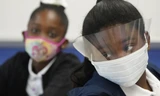 Học sinh lớp 5 đeo khẩu trang và tấm chắn khi đang học ở trường tiểu học Washinton, bang Florida, ngày 10/8. Ảnh: AP 
