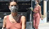 Alessandra Ambrosio 'thả rông' vòng một táo bạo