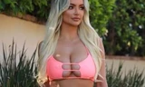 Lindsey Pelas thường xuyên tung ảnh khoe vòng một gần 100 cm khiến fan 'nhức mắt'