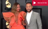 Chrissy Teigen ngực trần 'nảy lửa', sánh đôi chồng tại thảm đỏ Grammy 2020