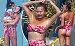 Siêu mẫu 'bốc lửa' Chrissy Teigen phô dáng đẫy đà sau đợt nghỉ dài vì đại dịch