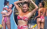 Siêu mẫu 'bốc lửa' Chrissy Teigen phô dáng đẫy đà sau đợt nghỉ dài vì đại dịch
