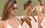 Cựu 'thiên thần nội y' Alessandra Ambrosio trình diễn áo tắm trên bãi biển