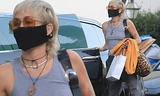 'Gái hư' Miley Cyrus 'thả rông' vòng một ra phố