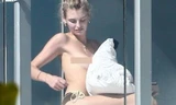 Chân dài 9x Hà Lan vô tư để ngực trần tắm nắng trên ban công