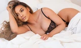 Ba vòng nảy nở 'gây chao đảo' của mỹ nhân da màu Daphne Joy 