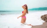 Người đẹp Mỹ gợi cảm mơn mởn trên biển