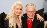 Holly Madison và Hugh Hefner thời còn mặn nồng.