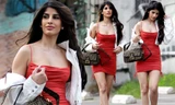 Jasmin Walia 'thả rông' vòng 1 với váy trễ nải