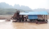 Tàu khai thác vàng hoạt động trên sông Bôi