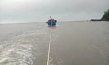 Chín ngư dân cùng tàu cá bị hỏng máy được đưa vào bờ an toàn.