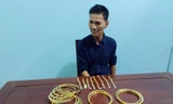 Đối tượng Nguyễn Hoàng cùng số vàng trộm. Ảnh: Văn Nam
