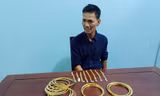 Đối tượng Nguyễn Hoàng cùng số vàng trộm. Ảnh: Văn Nam