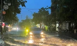 Mưa lớn sầm sập, nhiều tuyến phố ở Quảng Ngãi nước ngập tứ bề