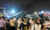 ‘Biển người’ vây quanh khí tài quân sự ở Đà Nẵng