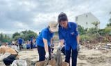 Tuổi trẻ Quảng Ngãi cùng người dân thu gom gần 100 tấn rác ở biển