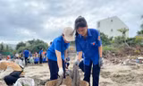 Tuổi trẻ Quảng Ngãi cùng người dân thu gom gần 100 tấn rác ở biển