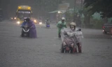 Đường ngập sâu, người dân Đà Nẵng vật vã tìm đường về nhà trong mưa lớn