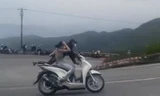 Đi xe máy 'làm xiếc' trên đèo Hải Vân, 2 vợ chồng bị khởi tố