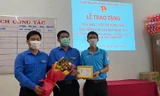 Anh Lương Thanh Thùy (phía ngoài cùng bên phải) được tặng Huy hiệu Tuổi trẻ dũng cảm. Ảnh: H.P