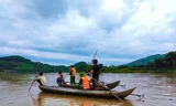 Lực lượng chức năng đang tìm cháu H. trên sông Trà Khúc.