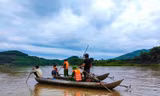 Lực lượng chức năng đang tìm cháu H. trên sông Trà Khúc.