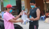 Tổ COVID-19 cộng đồng đi chợ giúp 8.230 hộ dân bị phong tỏa cứng