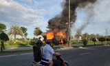 Xe tải bốc cháy dữ dội khi đang lưu thông trên Quốc lộ 1A