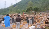 Tang thương hàng trăm ngôi mộ ở nghĩa trang lớn nhất Đà Nẵng bị mưa lũ cuốn trôi, đất đá vùi lấp 