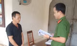 Cơ quan CSĐT Công an huyện Tư Nghĩa (tỉnh Quảng Ngãi) tống đạt Quyết định khởi tố vụ án hình sự, khởi tố bị can đối với Trương Đình Nhạt về tội cố ý gây thương tích. Ảnh: CACC