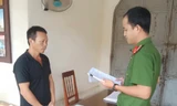 Cơ quan CSĐT Công an huyện Tư Nghĩa (tỉnh Quảng Ngãi) tống đạt Quyết định khởi tố vụ án hình sự, khởi tố bị can đối với Trương Đình Nhạt về tội cố ý gây thương tích. Ảnh: CACC