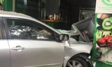 Hiện trường vụ xe Toyota đâm nát cửa hàng hoa quả đường Lò Đúc