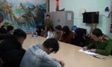 Nhóm 'nam thanh nữ tú' tại cơ quan công an. Ảnh: Công an Hưng Yên.