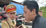 Cảnh sát kiểm tra nồng độ cồn người tham gia giao thông. Ảnh: Thanh Hà