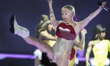 Ca sĩ Miley Cyrus bị cấm diễn vì nhảy phản cảm