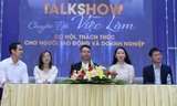 Diễn giả đội mưa tham dự talkshow 'Chuyển đổi việc làm - Cơ hội, thách thức cho người lao động và doanh nghiệp'