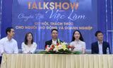Diễn giả đội mưa tham dự talkshow 'Chuyển đổi việc làm - Cơ hội, thách thức cho người lao động và doanh nghiệp'