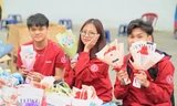 Ngày 8/3 thêm ý nghĩa khi sinh viên bán hoa gây quỹ từ thiện