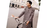 Diễn viên Tuấn Thành cùng tà áo dài nam qua khung ảnh phố Hà Nội vào xuân